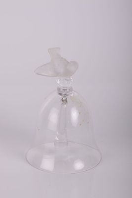 un vase en verre transparent contenant une fleur