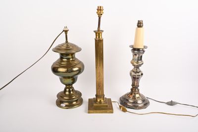 deux lampes placées l'une à côté de l'autre sur une table