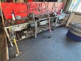 une photo d'un garage avec des outils posés sur un établi