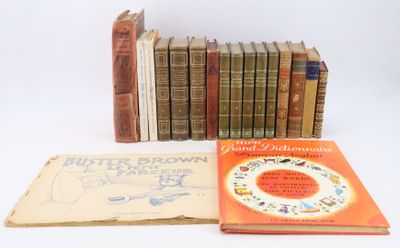 plusieurs livres sont empilés sur une surface blanche