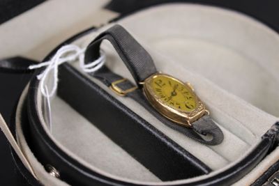 une montre dans un écrin posé sur une table
