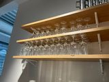 une étagère sur laquelle sont posés des verres à vin et une bouteille