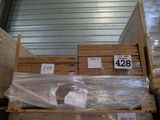 de nombreux cartons empilés sur une palette dans un entrepôt