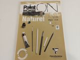 le contenu d'un kit de peinture est disposé sur une table