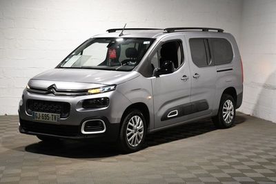 une camionnette Citroën garée dans un garage au sol carrelé