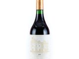 une bouteille de vin rouge posée sur une table blanche