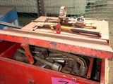 une boîte rouge contenant tout un tas d'outils