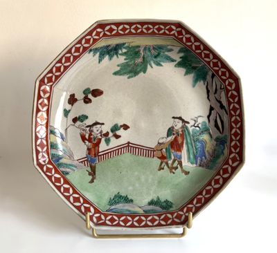 une assiette avec une peinture posée sur une table