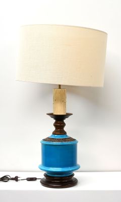 une lampe posée sur une table sur laquelle se trouve une autre lampe