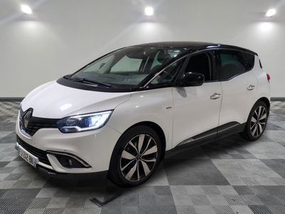 la voiture blanche est garée sur un sol en damier dans le garage