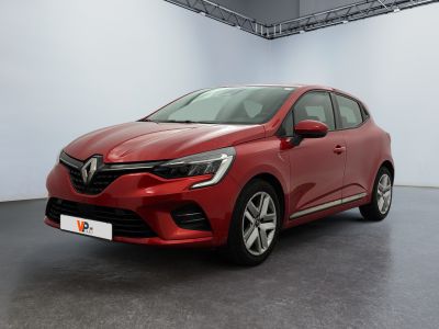 une voiture rouge dans une pièce blanche au sol noir
