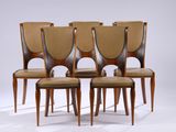 quatre chaises en bois avec des assises recouvertes de cuir, sur fond blanc