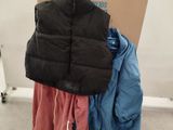 une pile de vêtements posée sur un carton