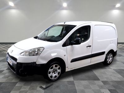 la photo d'une camionnette blanche sur un sol en damier