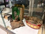 une vitrine sur laquelle sont disposés un bol, un livre et d'autres objets