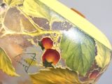 un gros plan d'un vase orné d'une peinture