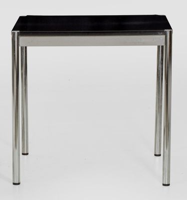 un gros plan d'une table au plateau noir sur fond blanc
