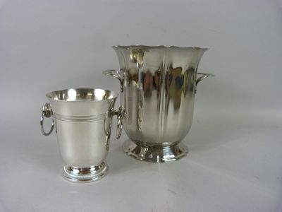 deux vases en argent posés l'un à côté de l'autre sur une table