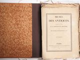 un vieux livre à la couverture brune posé sur une table