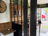 une horloge accrochée au mur au-dessus d'un banc dans une pièce