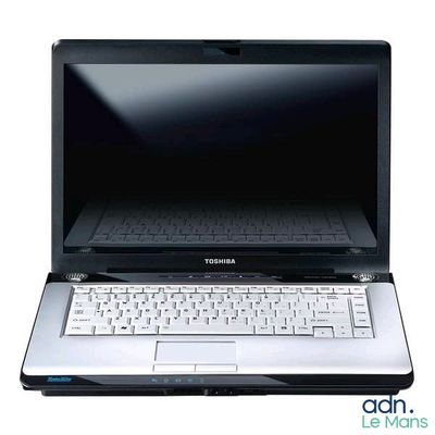 un ordinateur portable noir avec un clavier blanc sur fond blanc