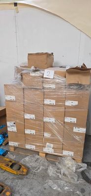 une pile de cartons posée par terre à côté d'une pile d'outils