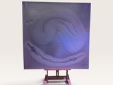 Peinture abstraite violette et bleue sur chevalet, sur fond blanc