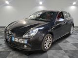 la photo d'une voiture noire garée dans un garage
