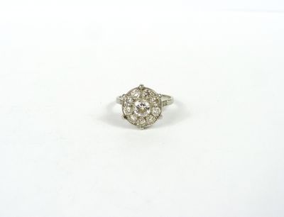 gros plan d'une bague en diamant sur une surface blanche