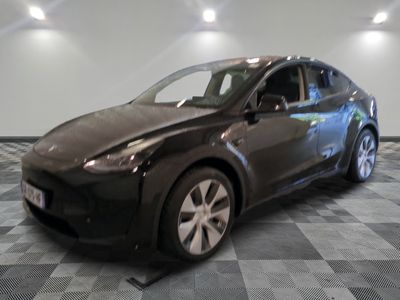une photo d'une voiture dans un showroom