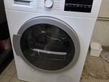 une machine à laver posée sur le sol