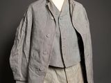 une photo d'un costume d'homme sur un mannequin