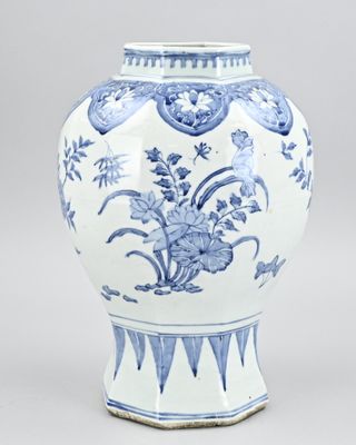 un vase bleu et blanc avec des fleurs