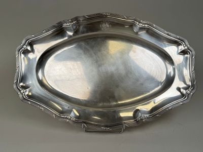 une assiette en argent avec un motif décoratif sur le bord
