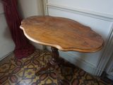 une petite table avec un plateau en bois dans une pièce