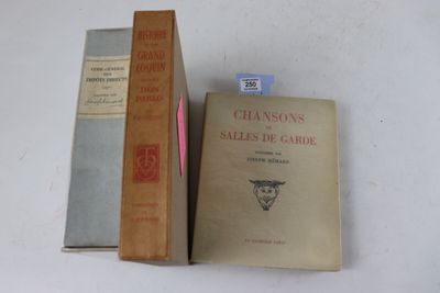 deux livres posés l'un à côté de l'autre sur une table blanche