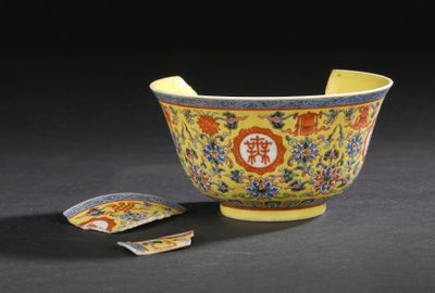 bol jaune et bleu orné d'un motif floral, avec une cuillère au centre