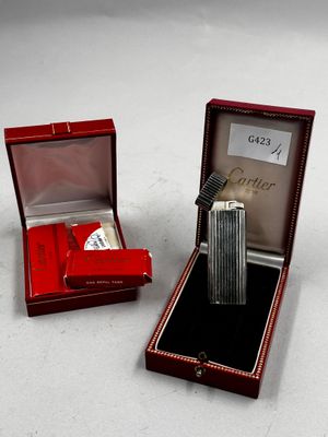 une boîte avec une montre à l'intérieur et une boîte avec une montre à l'intérieur
