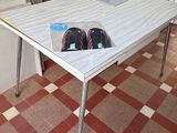 une table sur laquelle se trouve une paire de chaussures, dans une pièce
