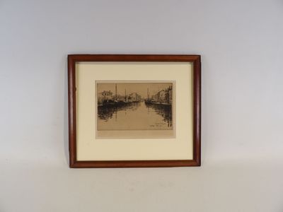 une photo d'un tableau accroché au mur au-dessus d'un lit