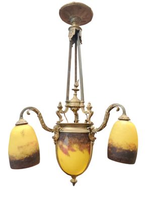 l'image d'un lustre avec trois lumières suspendues au plafond