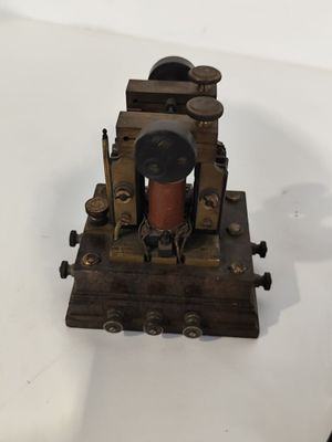 une petite locomotive ancienne posée sur une surface blanche