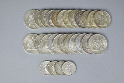 un lot de pièces de monnaie posées sur une table
