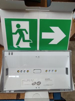 une boîte sur laquelle sont apposées une étiquette verte et une étiquette blanche