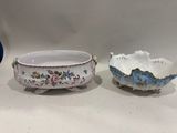 une paire de bols en porcelaine ornés de motifs floraux, posés sur une table