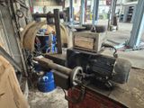 une machine qui se trouve à l'intérieur d'un bâtiment
