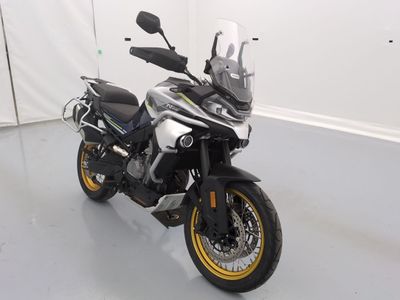 une photo d'une moto garée dans une pièce