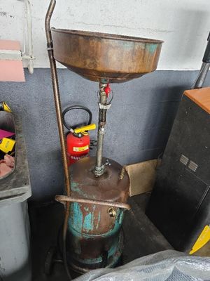 une casserole en métal posée sur un poêle à l'ancienne