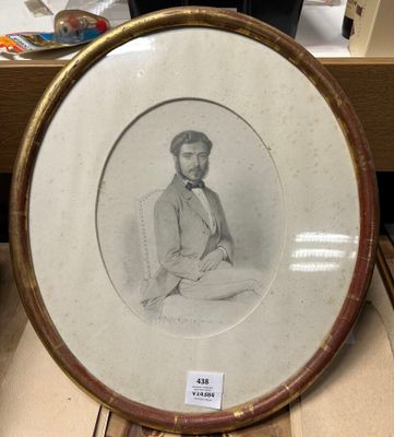 la photo d'un homme assis sur une chaise, dans un cadre