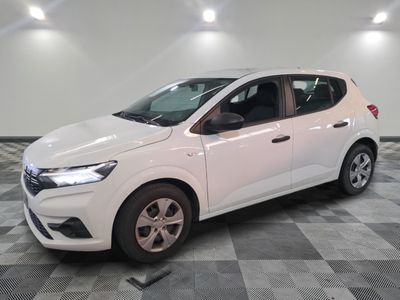 la voiture blanche est garée sur un sol en damier dans le garage